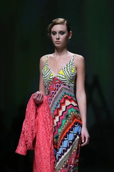 Moda modella indossa abiti realizzati da Anamarija Asanovic in mostra "CRO A PORTER" — Foto Stock
