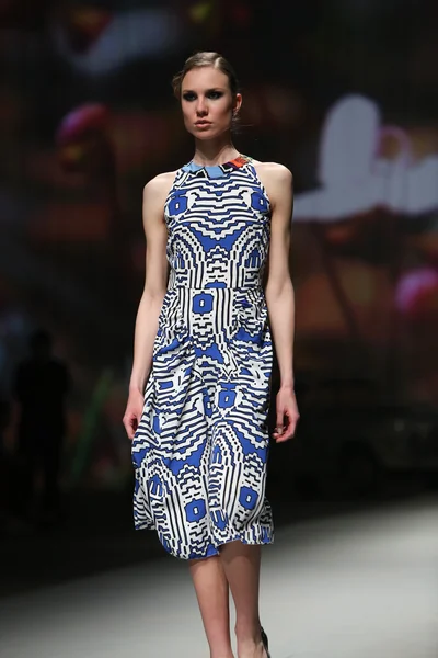 La modelo de moda viste ropa hecha por Anamarija Asanovic en el programa "CRO A PORTER" —  Fotos de Stock