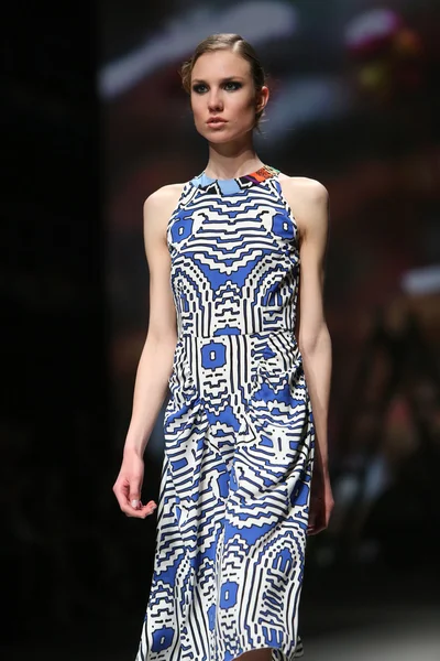 Moda model nosi ubrania wykonane przez anamarija asanovic na "cro porter" Pokaż — Zdjęcie stockowe