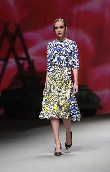 La modelo de moda viste ropa hecha por Anamarija Asanovic en el programa "CRO A PORTER" — Foto de Stock