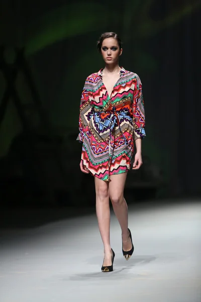 Fashion model wears clothes made by Anamarija Asanovic on "CRO A PORTER" show — Stock Photo, Image