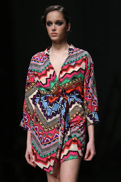 Le mannequin porte des vêtements fabriqués par Anamarija Asanovic lors du défilé "CRO A PORTER" — Photo