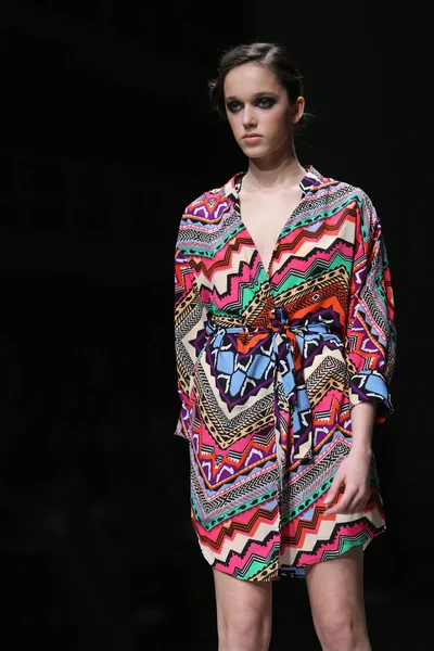 Fashion model draagt kleding gemaakt door anamarija asanovic op "cro een porter" show — Stockfoto