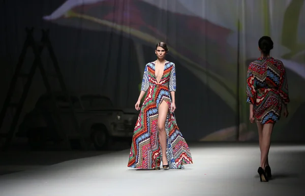 फैशन मॉडल "क्रो ए पोर्टर" शो पर अनामारीजा असानोविक द्वारा बनाए गए कपड़े पहनता है — स्टॉक फ़ोटो, इमेज