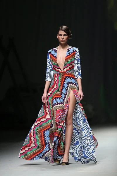 Moda modella indossa abiti realizzati da Anamarija Asanovic in mostra "CRO A PORTER" — Foto Stock