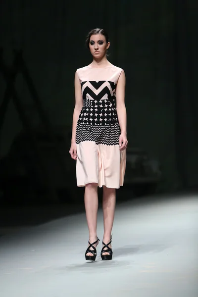 ファッションのモデルは「クロ ポーター」ショーに anamarija asanovic によって作られた服を着ている — ストック写真