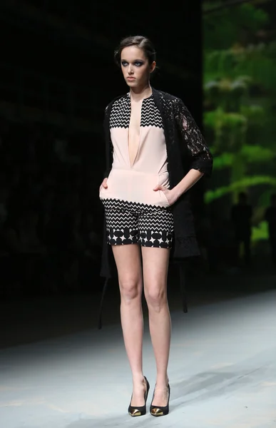 La modelo de moda viste ropa hecha por Anamarija Asanovic en el programa "CRO A PORTER" — Foto de Stock