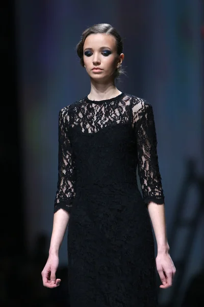 Moda model nosi ubrania wykonane przez anamarija asanovic na "cro porter" Pokaż — Zdjęcie stockowe