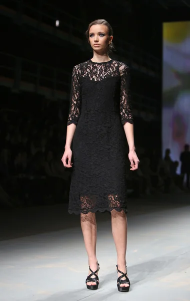 Modelo de moda usa roupas feitas por Anamarija Asanovic no show "CRO A PORTER" — Fotografia de Stock