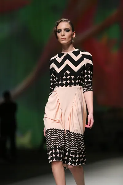 Fashion model wears clothes made by Anamarija Asanovic on "CRO A PORTER" show — Stock Photo, Image