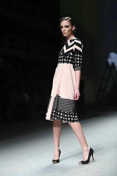 Fashion model wears clothes made by Anamarija Asanovic on "CRO A PORTER" show — Stock Photo, Image