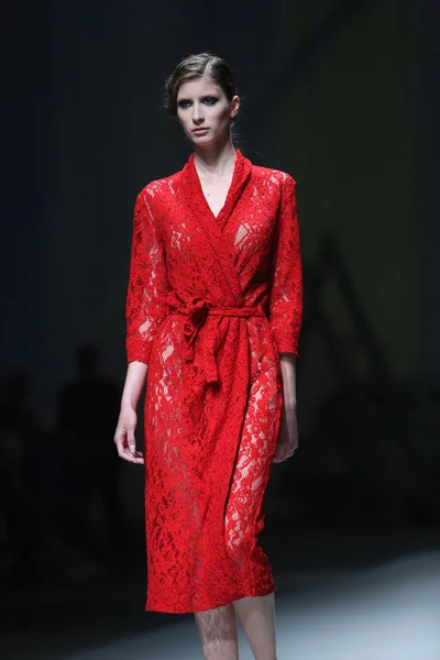 Modelo de moda usa roupas feitas por Anamarija Asanovic no show "CRO A PORTER" — Fotografia de Stock