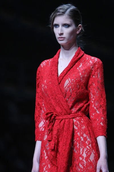 ファッションのモデルは「クロ ポーター」ショーに anamarija asanovic によって作られた服を着ている — ストック写真