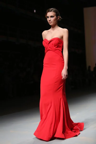 Модель моды носит одежду Анамарии Асанович на "CRO A PORTER " — стоковое фото