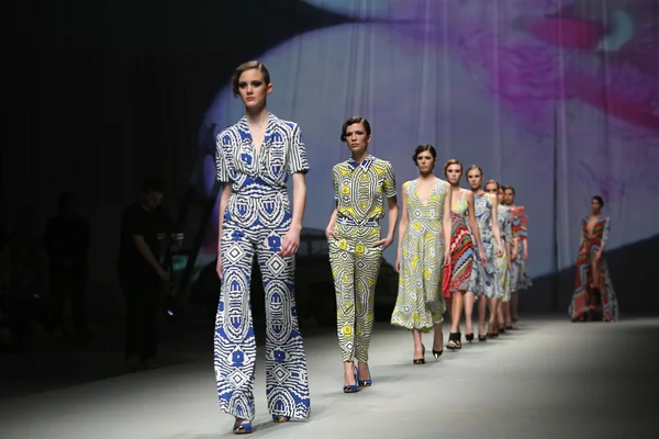 Модель моды носит одежду Анамарии Асанович на "CRO A PORTER " — стоковое фото