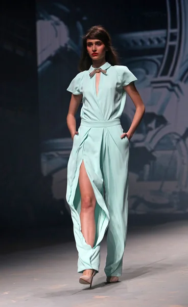ファッションのモデルは「クロ ポーター」ショーで arileo によって作られた服を着ています。 — ストック写真