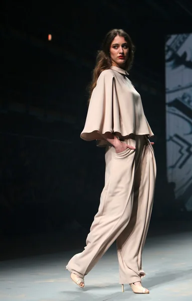 Moda modella indossa abiti realizzati da Arileo in mostra "CRO A PORTER" — Foto Stock