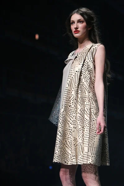 ファッションのモデルは「クロ ポーター」ショーで arileo によって作られた服を着ています。 — ストック写真