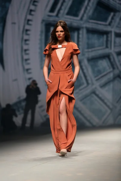 Modelo de moda lleva ropa hecha por Arileo en "CRO A PORTER" show —  Fotos de Stock
