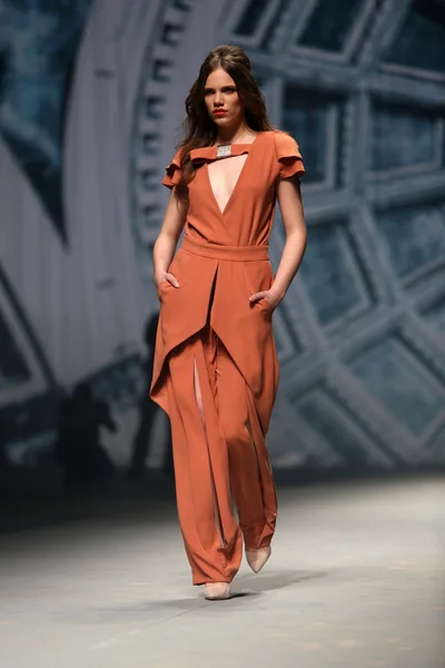 Fashion model draagt kleding gemaakt door arileo op "cro een porter" show — Stockfoto