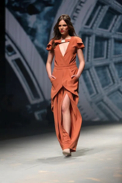 Fashion model draagt kleding gemaakt door arileo op "cro een porter" show — Stockfoto