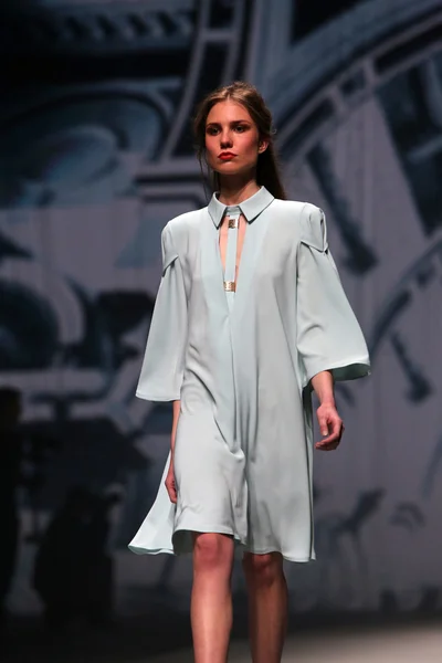 Moda model nosi ubrania wykonane przez arileo na "cro porter" Pokaż — Zdjęcie stockowe