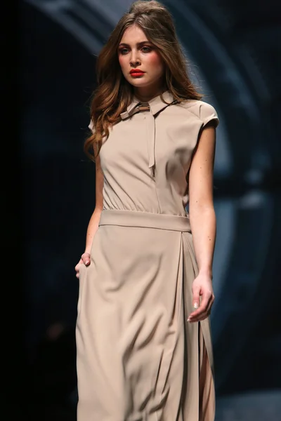 Moda modella indossa abiti realizzati da Arileo in mostra "CRO A PORTER" — Foto Stock
