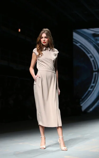 Modelo de moda lleva ropa hecha por Arileo en "CRO A PORTER" show —  Fotos de Stock
