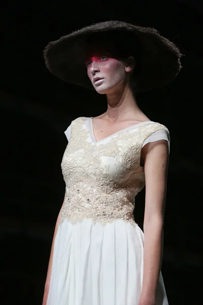 Modelo de moda usa roupas feitas por Boris Pavlin no show "CRO A PORTER" — Fotografia de Stock