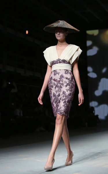 Modelo de moda usa roupas feitas por Boris Pavlin no show "CRO A PORTER" — Fotografia de Stock