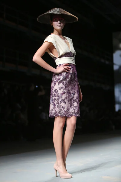 ファッションのモデルは「クロ ポーター」ショーにボリス pavlin によって作られた服を着ている — ストック写真