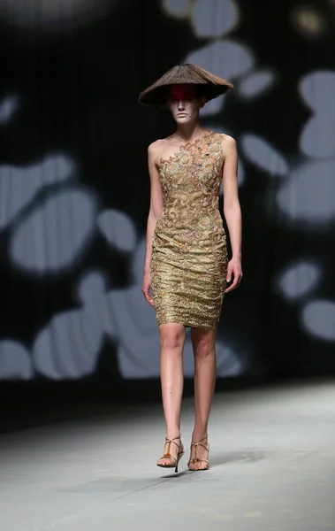 Moda model nosi ubrania wykonane przez boris pavlin na "cro porter" Pokaż — Zdjęcie stockowe