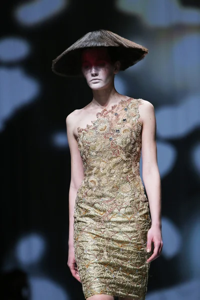 ファッションのモデルは「クロ ポーター」ショーにボリス pavlin によって作られた服を着ている — ストック写真