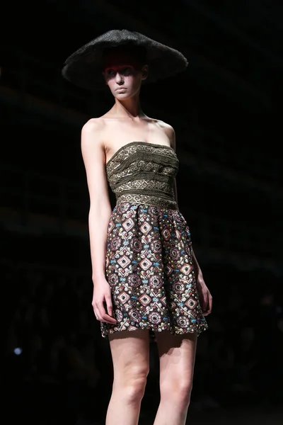 Modelo de moda usa roupas feitas por Boris Pavlin no show "CRO A PORTER" — Fotografia de Stock