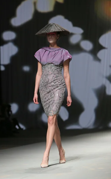 Modelo de moda lleva ropa hecha por Boris Pavlin en "CRO A PORTER" show —  Fotos de Stock