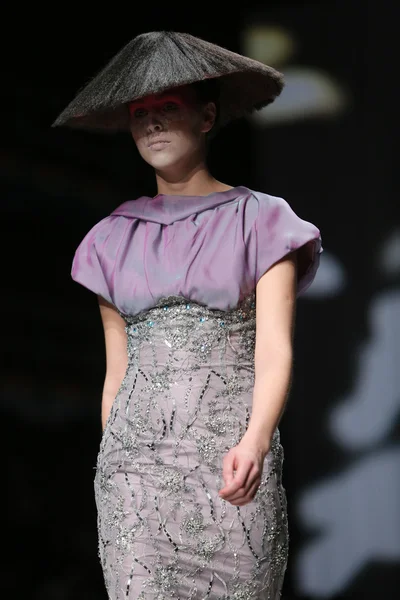 Muoti malli käyttää Boris Pavlinin tekemiä vaatteita "CRO A PORTER" näyttelyssä — kuvapankkivalokuva