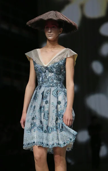 Fashion model draagt kleding gemaakt door boris pavlin op "cro een porter" show — Stockfoto