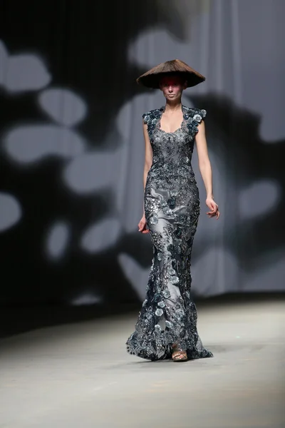 फैशन मॉडल "क्रो ए पोर्टर" शो पर बोरिस पावलिन द्वारा बनाए गए कपड़े पहनता है — स्टॉक फ़ोटो, इमेज