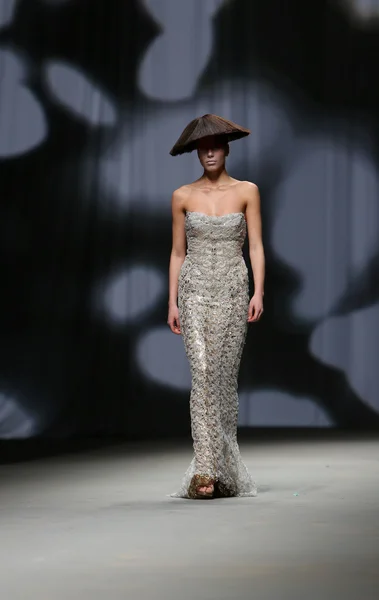 Modelo de moda usa roupas feitas por Boris Pavlin no show "CRO A PORTER" — Fotografia de Stock