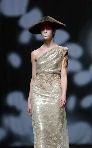 Modelka nosí oblečení od boris pavlin show "cro vrátný" — Stock fotografie