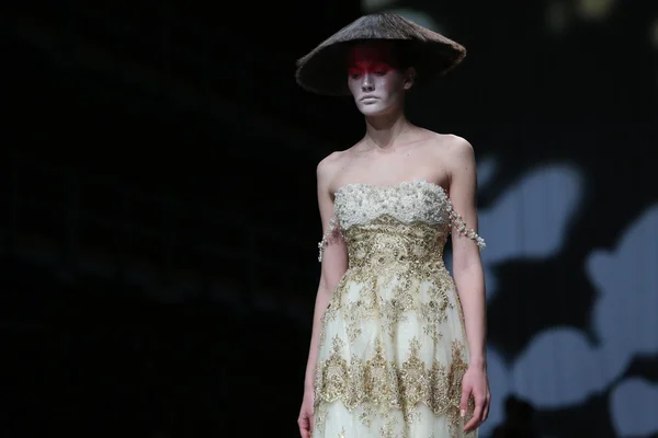 Modell bär kläder gjorda av boris pavlin på "cro en porter" show — Stockfoto