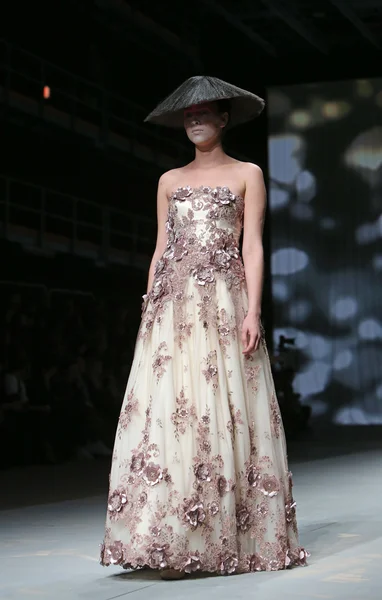 Модель моды носит одежду Бориса Павлина на шоу "CRO A PORTER" — стоковое фото