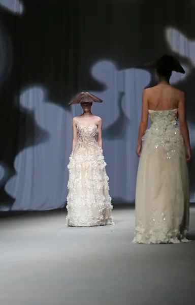 Modelo de moda lleva ropa hecha por Boris Pavlin en "CRO A PORTER" show —  Fotos de Stock