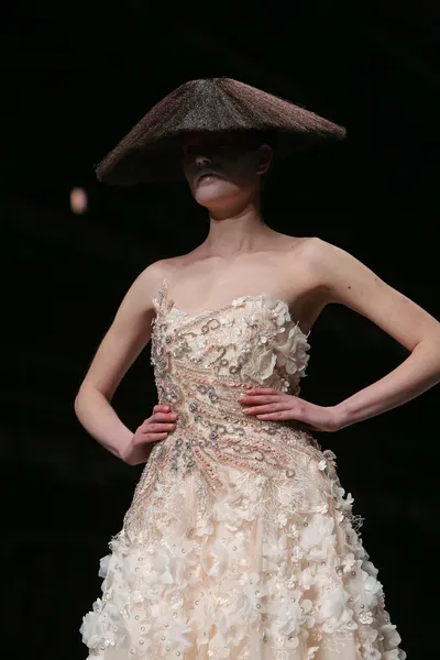 Moda modella indossa abiti realizzati da Boris Pavlin in mostra "CRO A PORTER" — Foto Stock