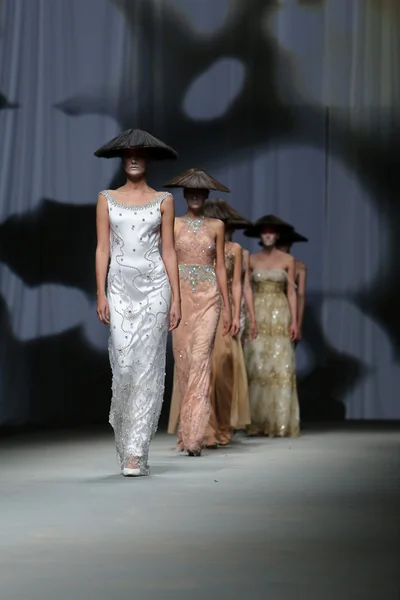 Moda modella indossa abiti realizzati da Boris Pavlin in mostra "CRO A PORTER" — Foto Stock