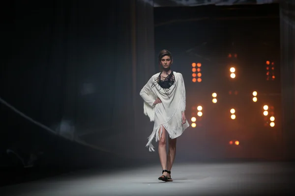 ファッションのモデルは「クロ ポーター」ショーにエトナ maar によって作られた服を着ている — ストック写真