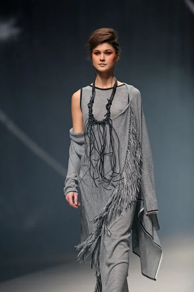 Модель моды носит одежду Этны Маар на шоу "CRO A PORTER" — стоковое фото