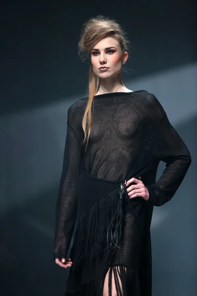 Moda modella indossa abiti realizzati da Etna Maar in mostra "CRO A PORTER" — Foto Stock