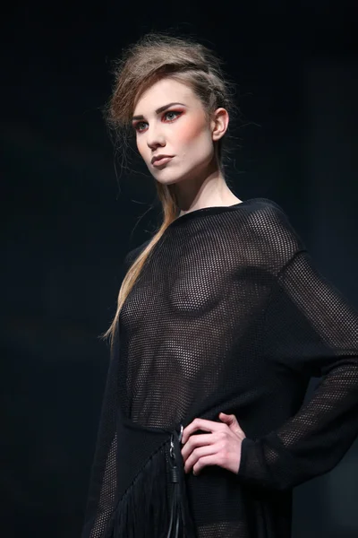 Fashion model draagt kleding gemaakt door etna maar op "cro een porter" show — Stockfoto