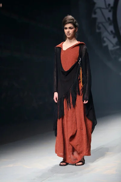 Fashion model draagt kleding gemaakt door etna maar op "cro een porter" show — Stockfoto